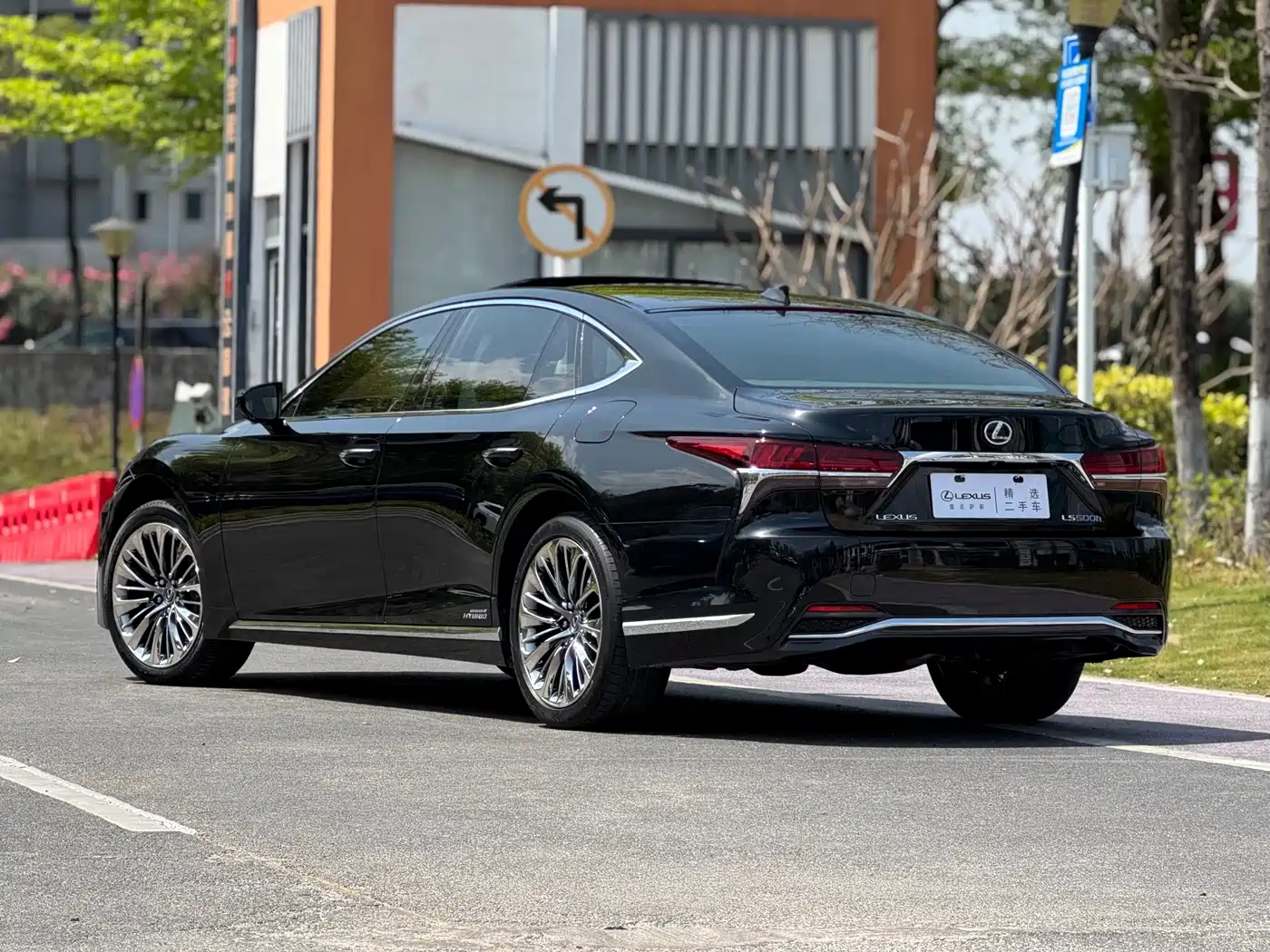 Lexus LS 2018 500h Executive Edition China V фото 4