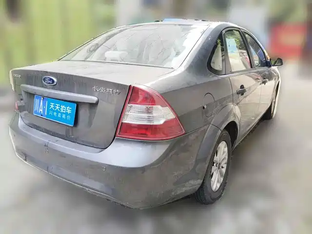Ford Focus 2013 Sedan Classic 1.8L Manual Base — фото 2