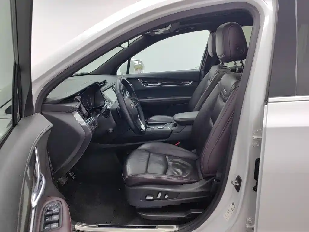 Фото 10 - Cadillac XT6