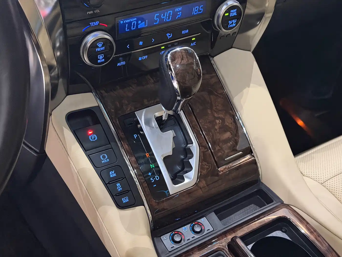 Toyota Alphard 2021 Hybrid 2.5L Luxury фото 20