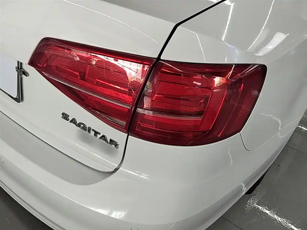 Volkswagen Sagitar 2018 180TSI DSG Premium Edition фото 8