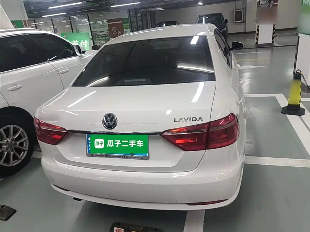 Volkswagen Lavida 2017 1.6L Automatic Comfort Edition фото 6