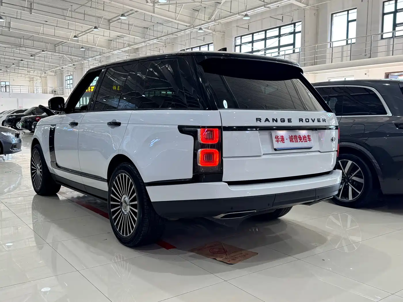 Land Rover Range Rover 2021 3.0 L6 Golden Age Edition фото 6