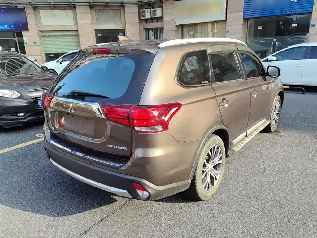 MITSUBISHI OUTLANDER