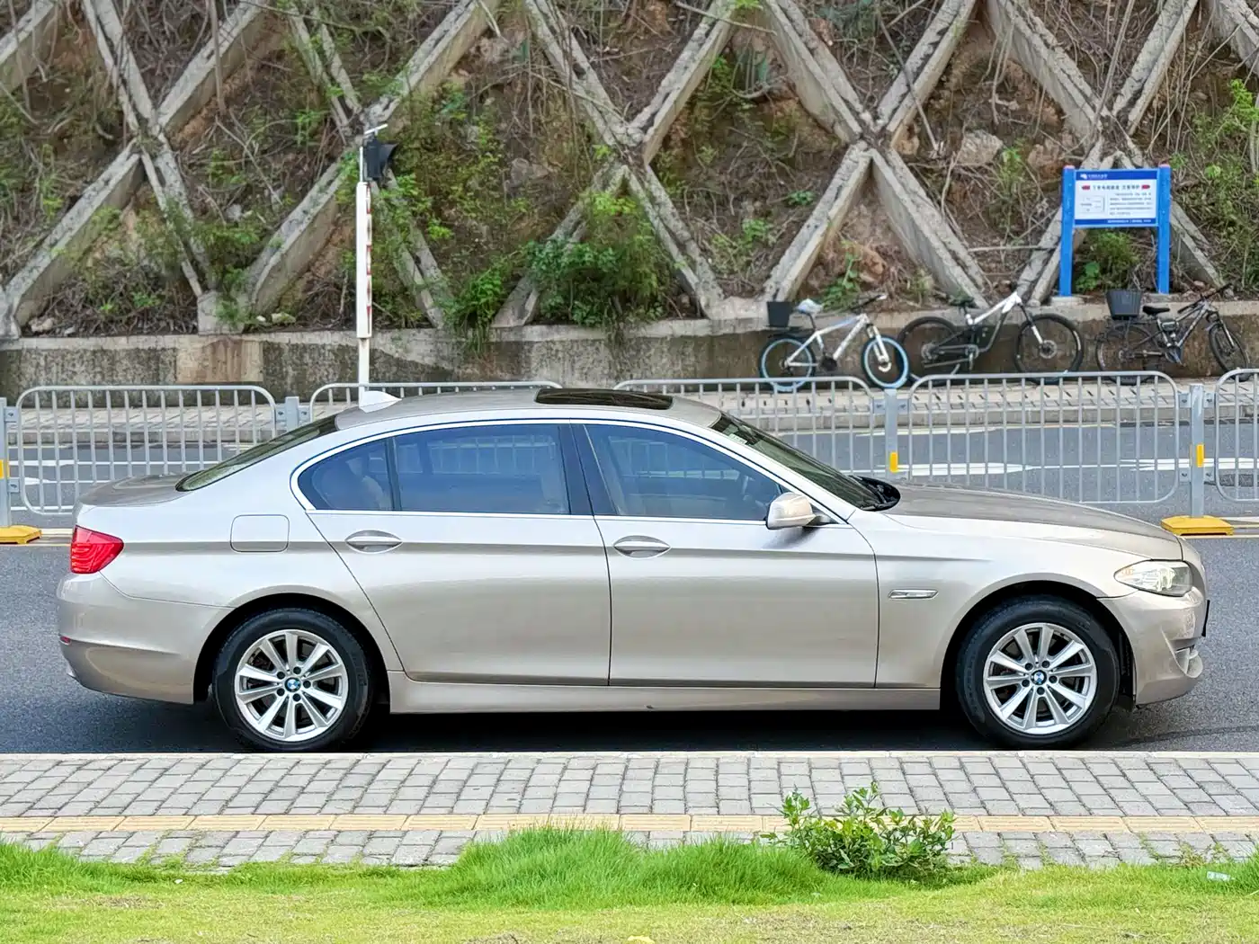 BMW 5 Series 2013 525Li Leadership фото 4
