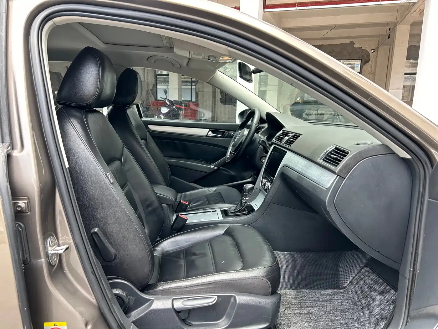 Volkswagen Passat 2014 1.8TSI DSG Luxury Edition фото 29