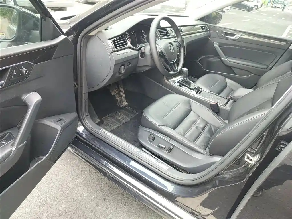 Volkswagen Passat 2016 330TSI DSG Executive Edition фото 12