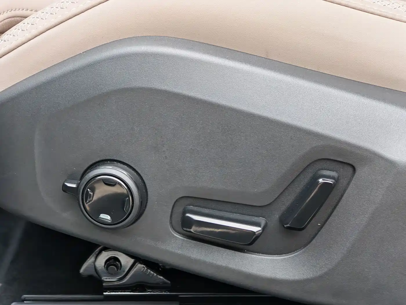 Volvo XC60 2026 B5 AWD Zhiyuan Sport Edition фото 18