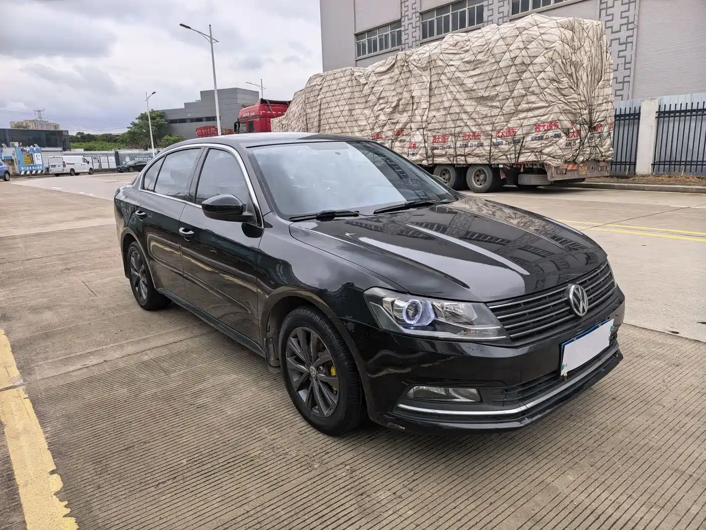 Volkswagen Lavida 2015 1.6L Automatic Comfort Edition фото 3