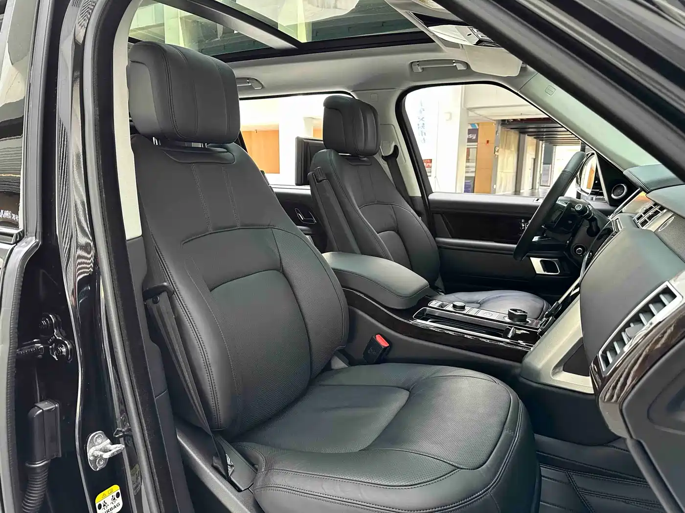 Land Rover Range Rover 2021 3.0 L6 Heritage Extended Classic Edition фото 22