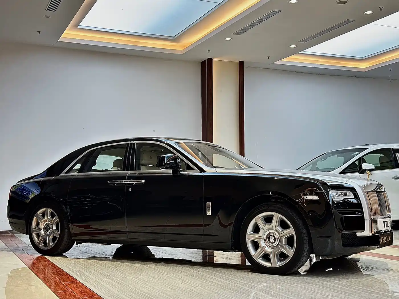 Rolls-Royce Ghost 2010 Model 6.6T Standard фото 2