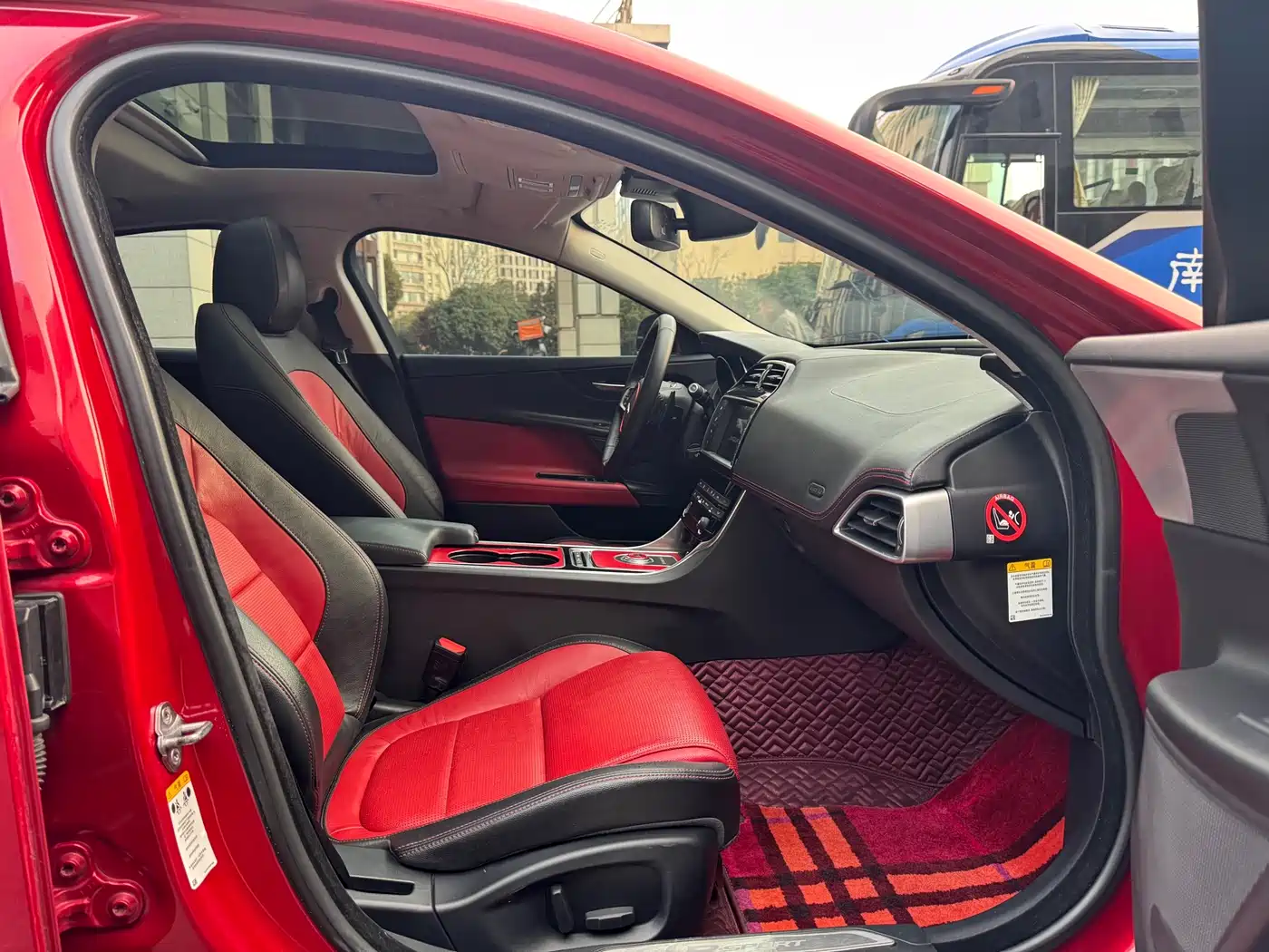 Jaguar XE 2015 2.0T 200PS R-Sport фото 20