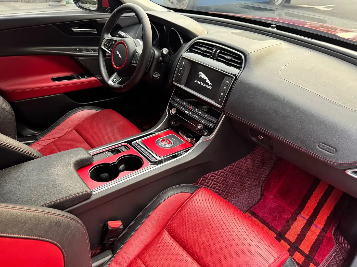 Jaguar XE 2015 2.0T 200PS R-Sport фото 21
