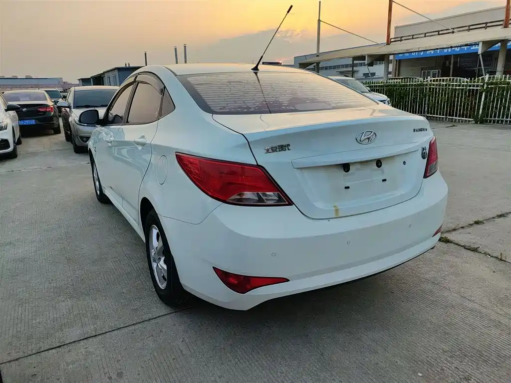 Hyundai Verna 2014 1.4L Manual Smart GLS фото 23