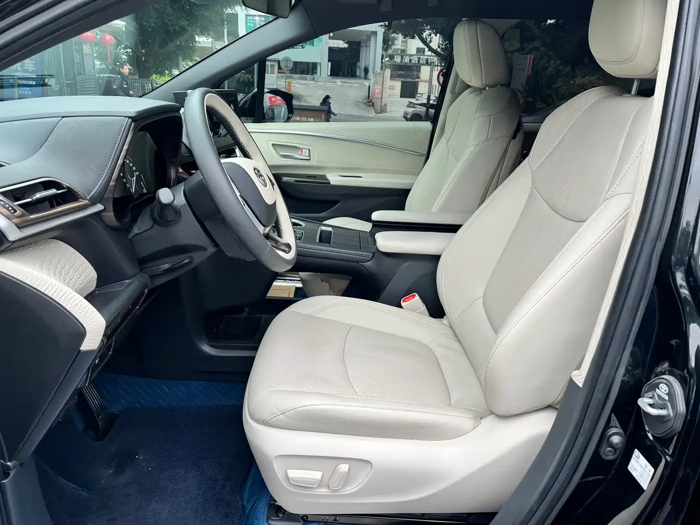 Toyota Sienna 2024 2.5L Hybrid 4WD Premium Edition фото 3