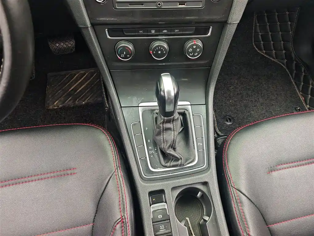 Volkswagen Golf 2016 1.6L Automatic Comfort фото 14