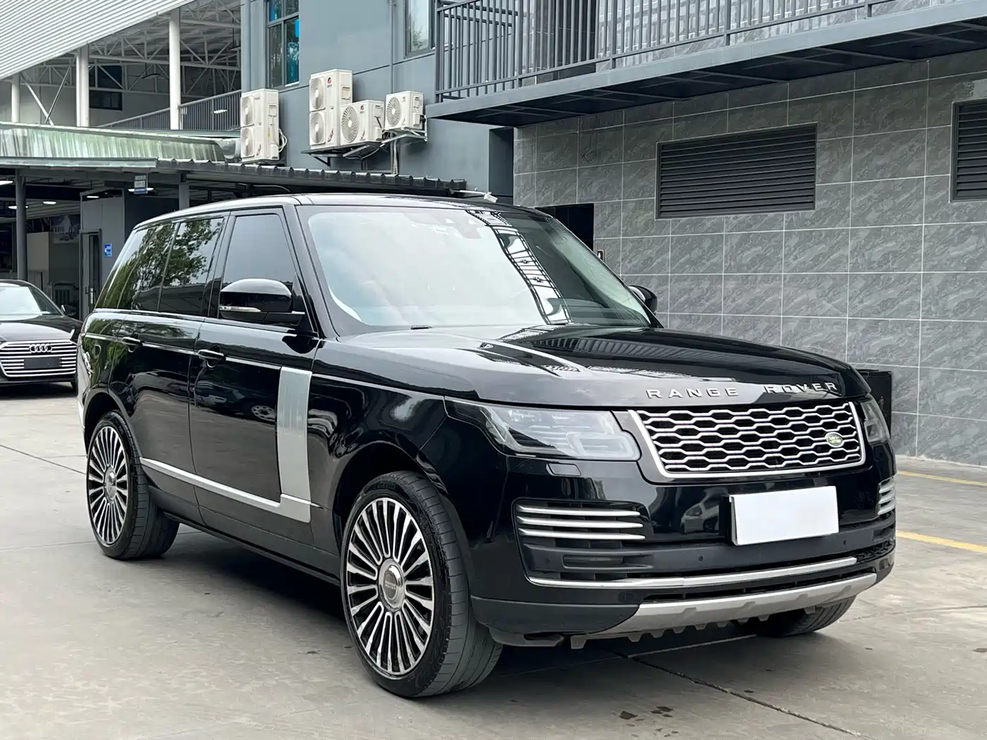 Land Rover Range Rover 2018 3.0 SC V6 Golden Age Edition фото 2