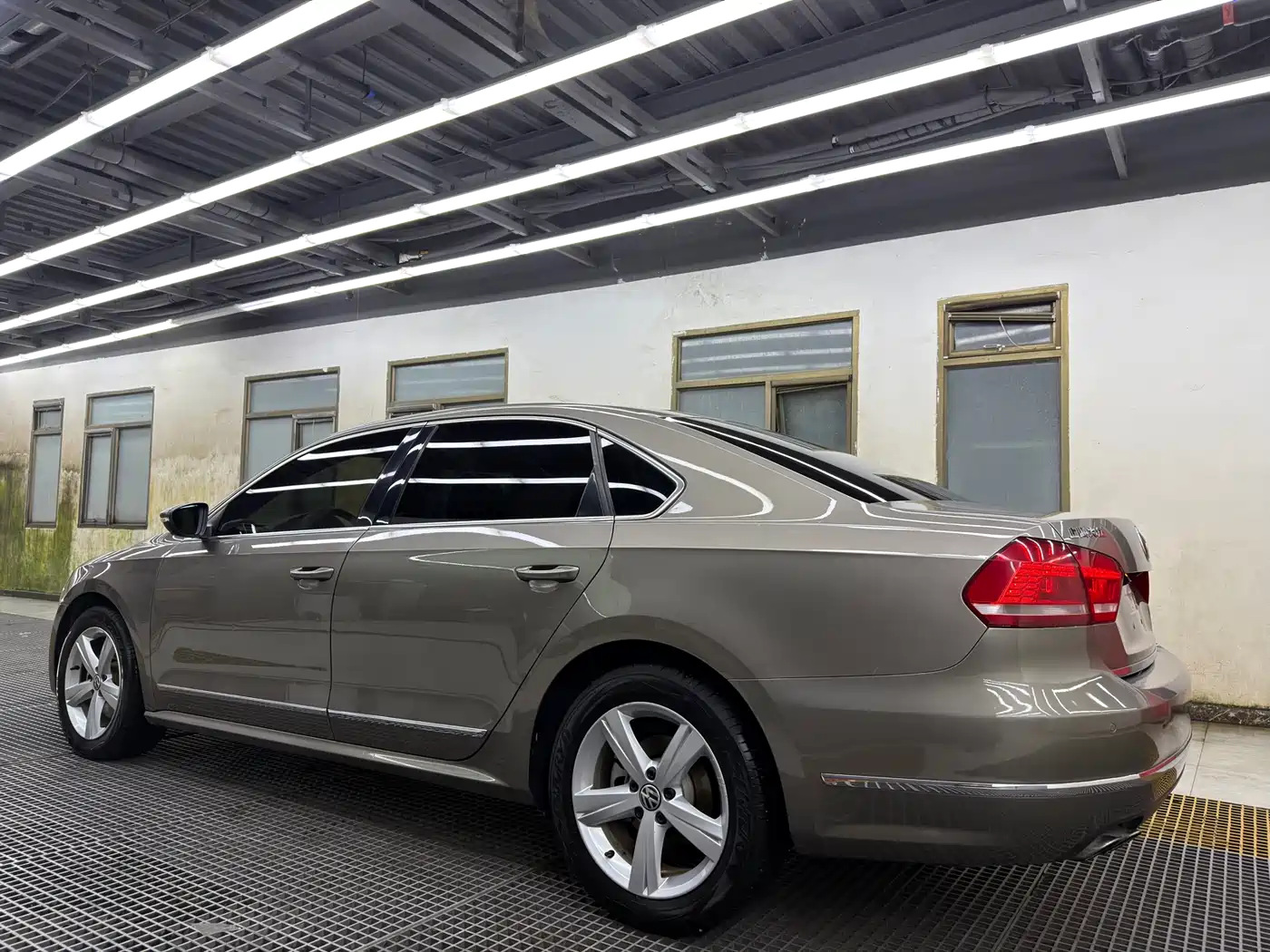 Volkswagen Passat 2015 1.8TSI DSG Prestige Edition фото 4