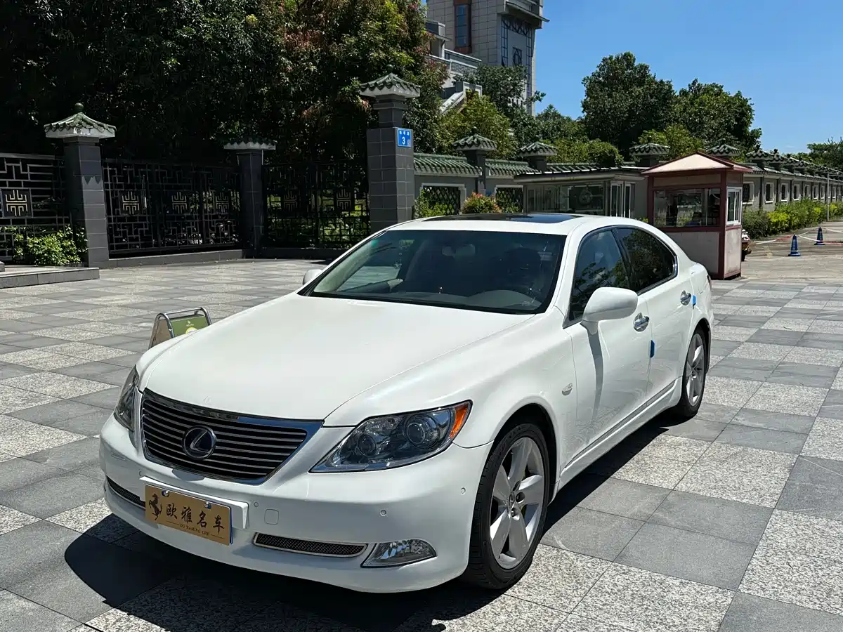 Фото 1 - Lexus LS
