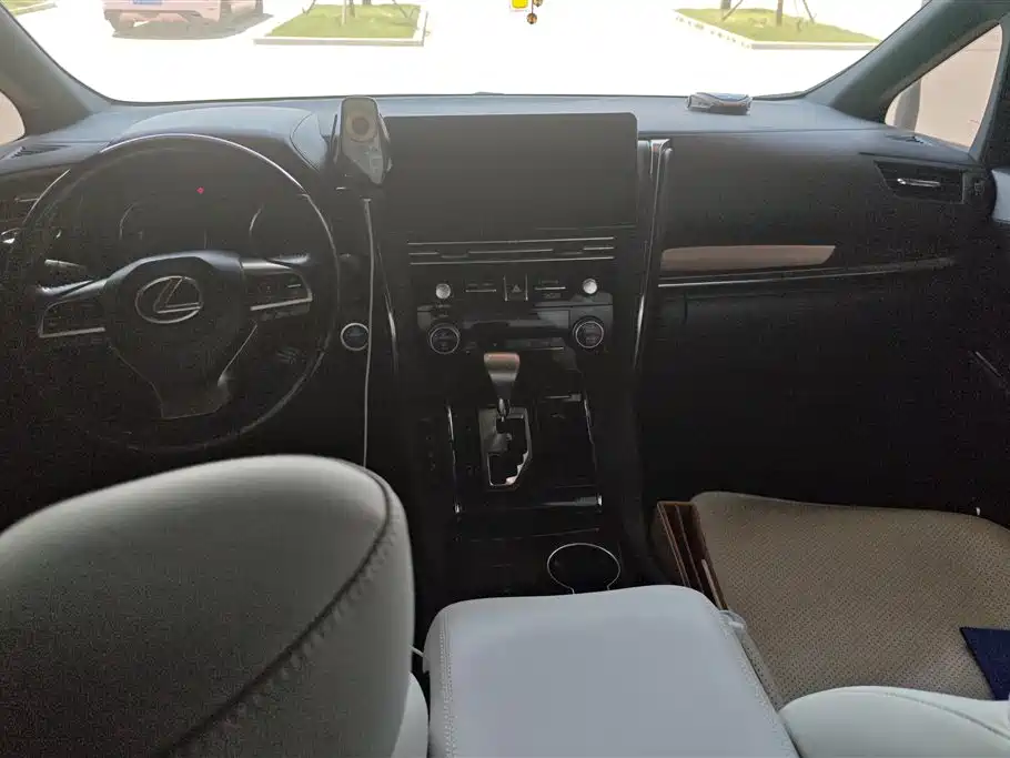 Lexus LM 2020 300h 4-Seat Imperial Edition фото 12