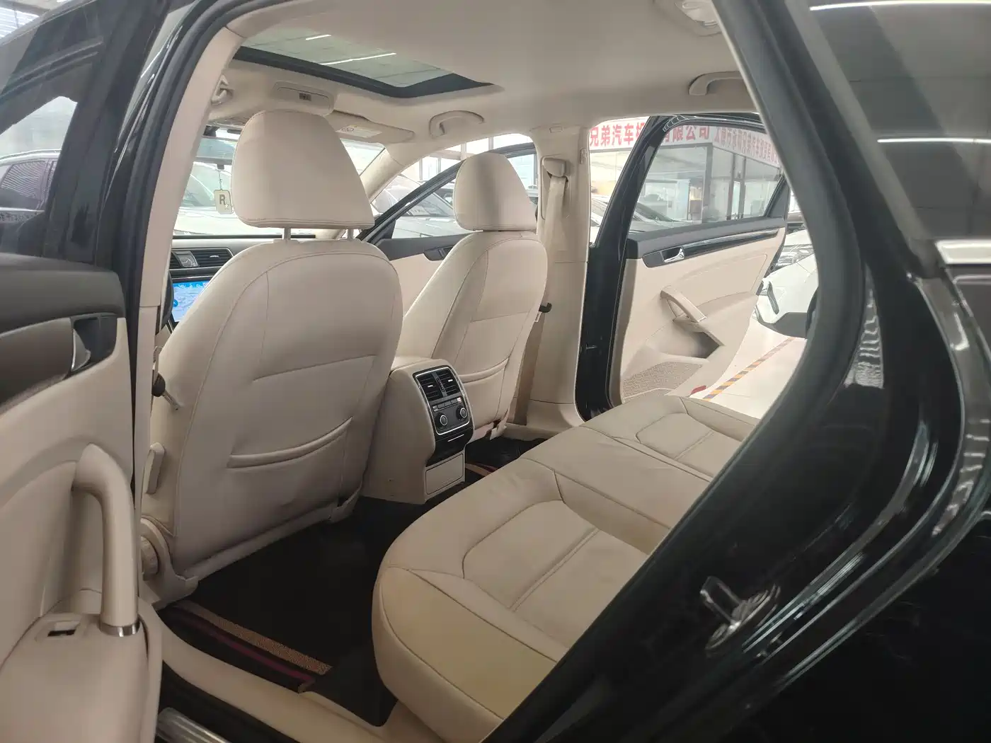 Volkswagen Passat 2014 1.8TSI DSG Luxury Edition фото 11