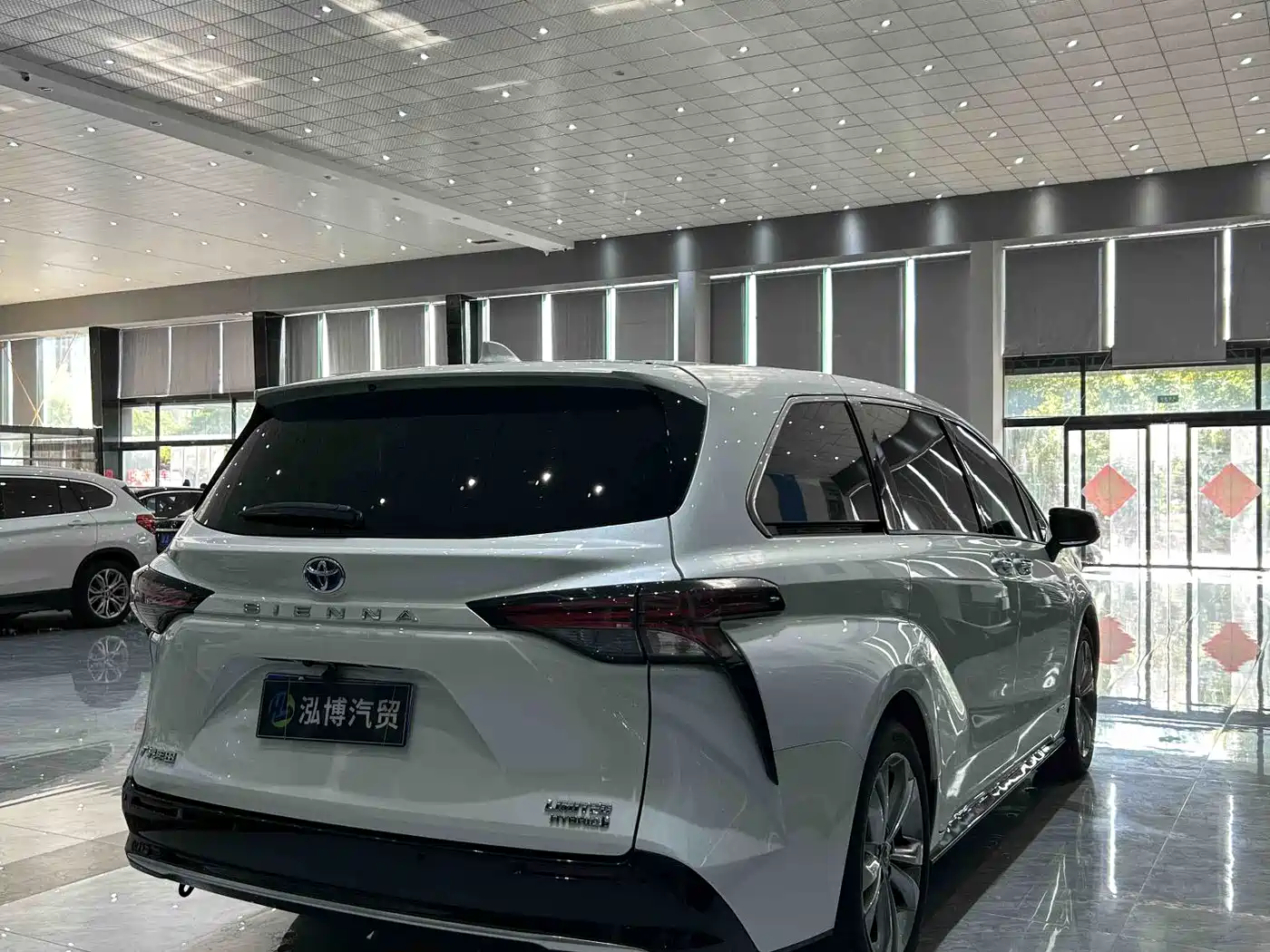 Toyota Sienna 2023 2.5L Hybrid Premium Edition фото 11