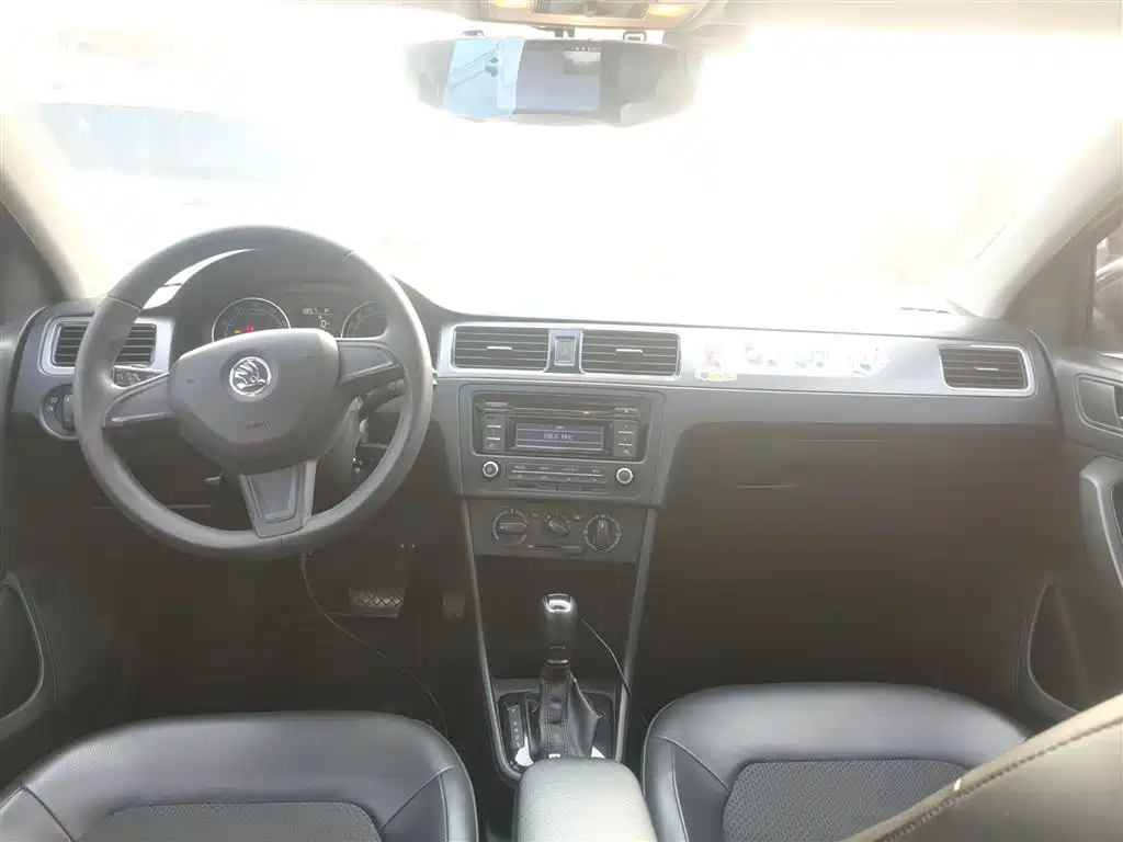 Škoda Skoda Rapid Spaceback 2014 1.6L Automatic Joy Edition фото 10