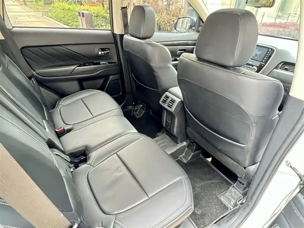 MITSUBISHI OUTLANDER
