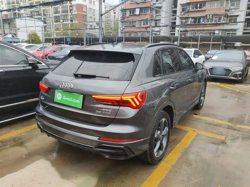 AUDI Q3