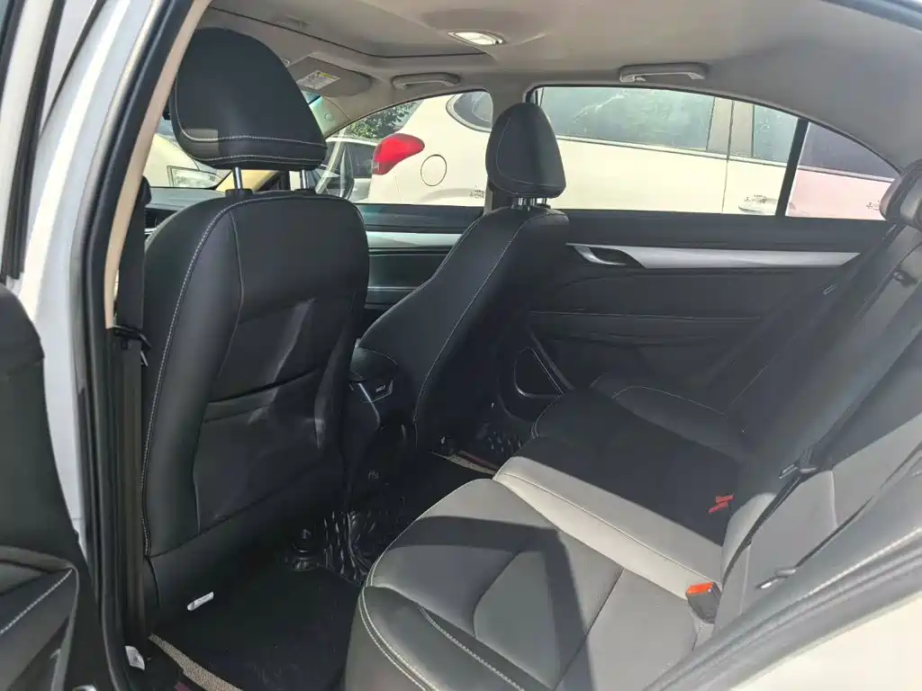 Фото 6 - Geely Emgrand