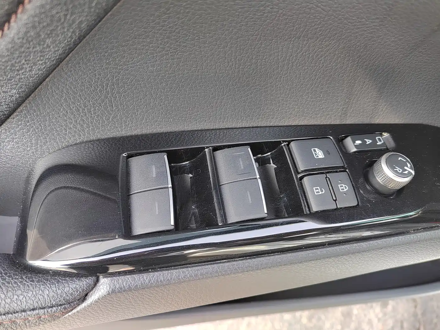 Toyota Camry 2023 2.5G Luxury Edition фото 18