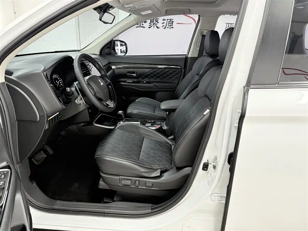 Mitsubishi Outlander 2020 2.4L 4WD Luxury 5-seater фото 7