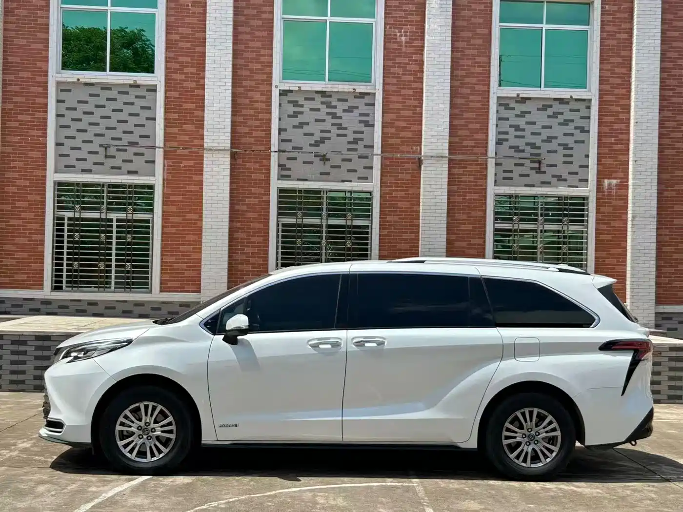 Toyota Sienna 2021 2.5L Hybrid Premium Edition фото 12