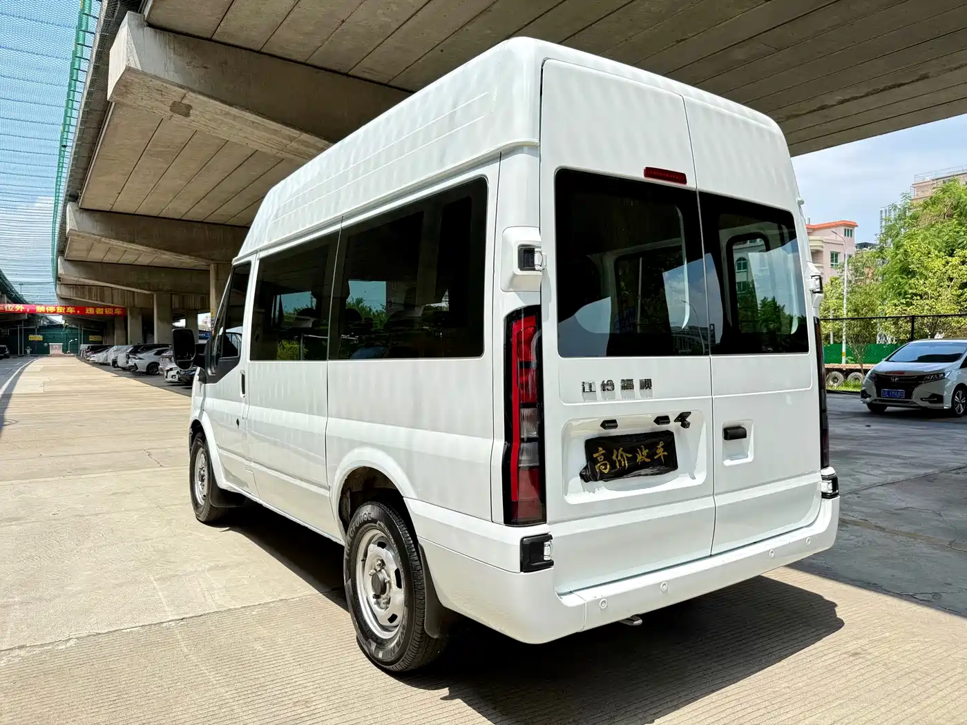 Jiangling JMC Fushun 2025 2025 Model 2.0T 6MT Diesel Short Wheelbase Medium-High Roof Commercial MPV 5/6 Seats