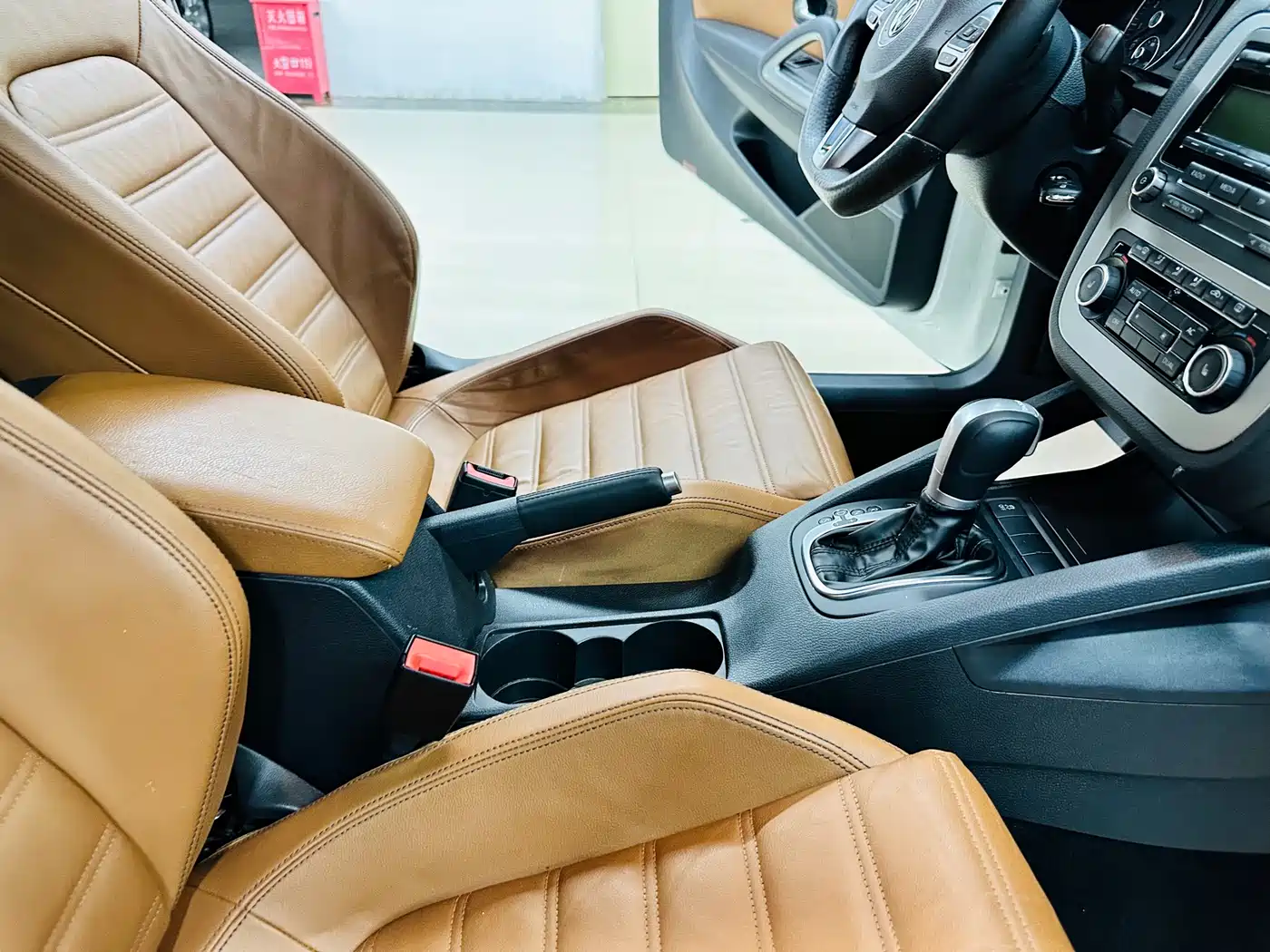 Volkswagen Scirocco 2010 2.0TSI Luxury Edition фото 28