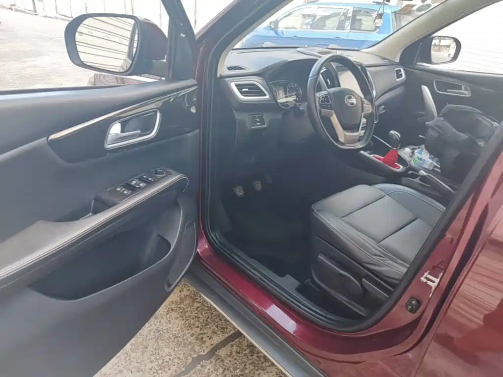SWM Motor SWM X7 2018 2016 1.8L Manual Luxury 7-seater