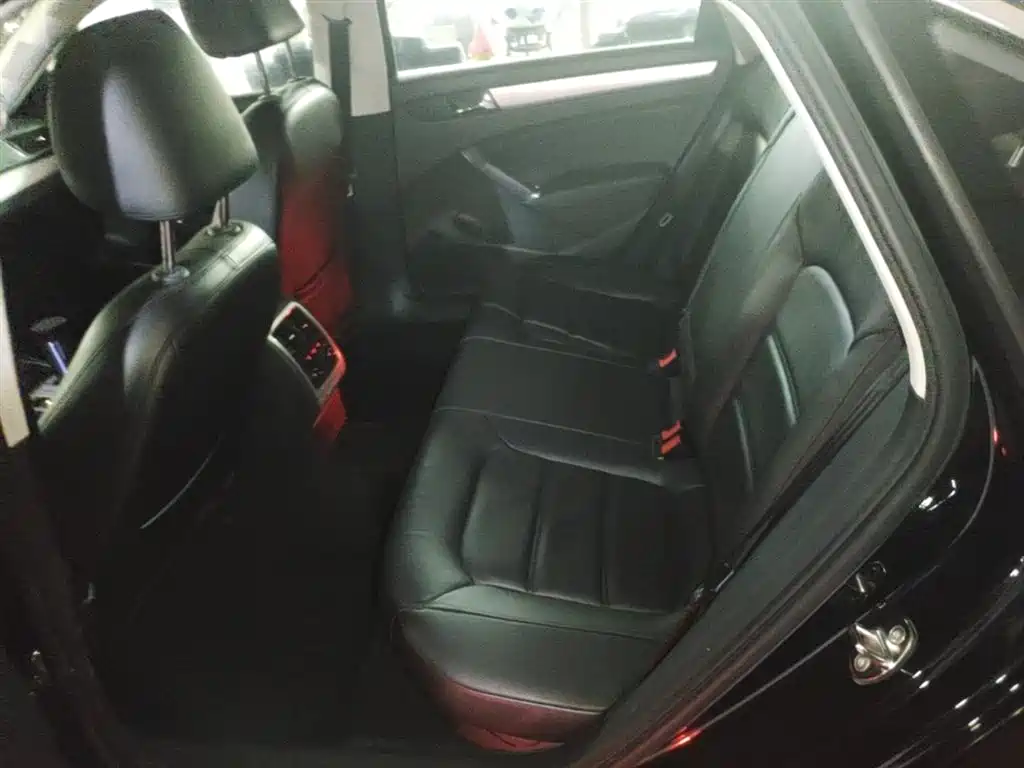 Volkswagen Passat 2015 1.8TSI DSG Honor Edition фото 16