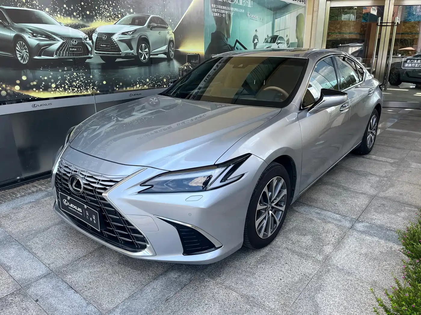 Фото 1 - Lexus ES