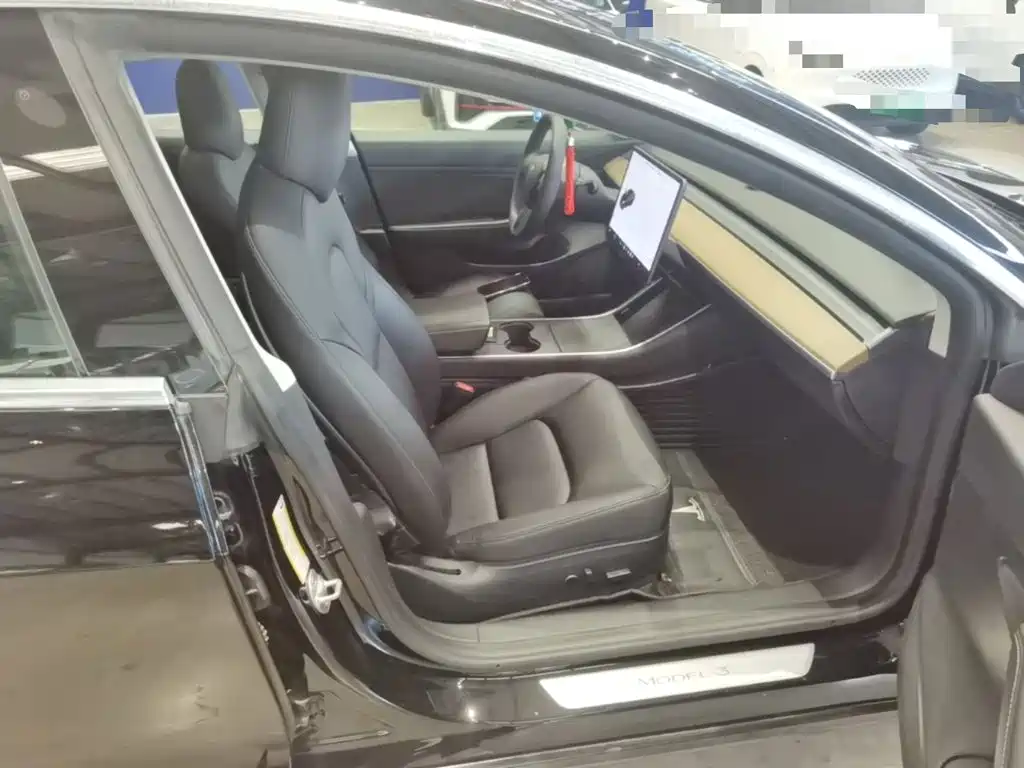 Фото 25 - Tesla Model 3