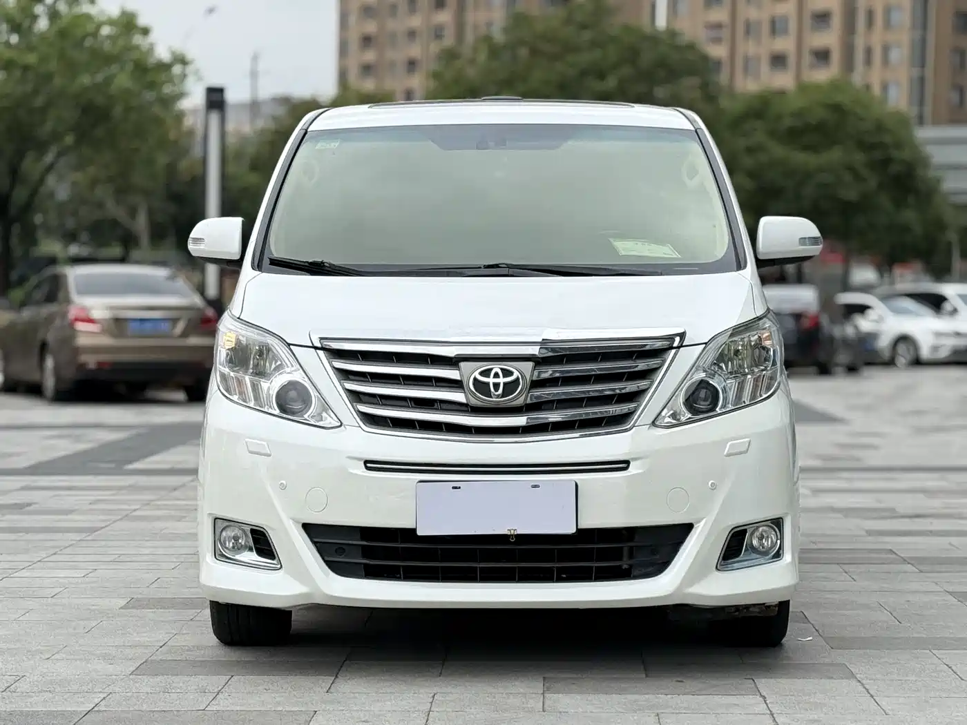 Toyota Alphard фото 2