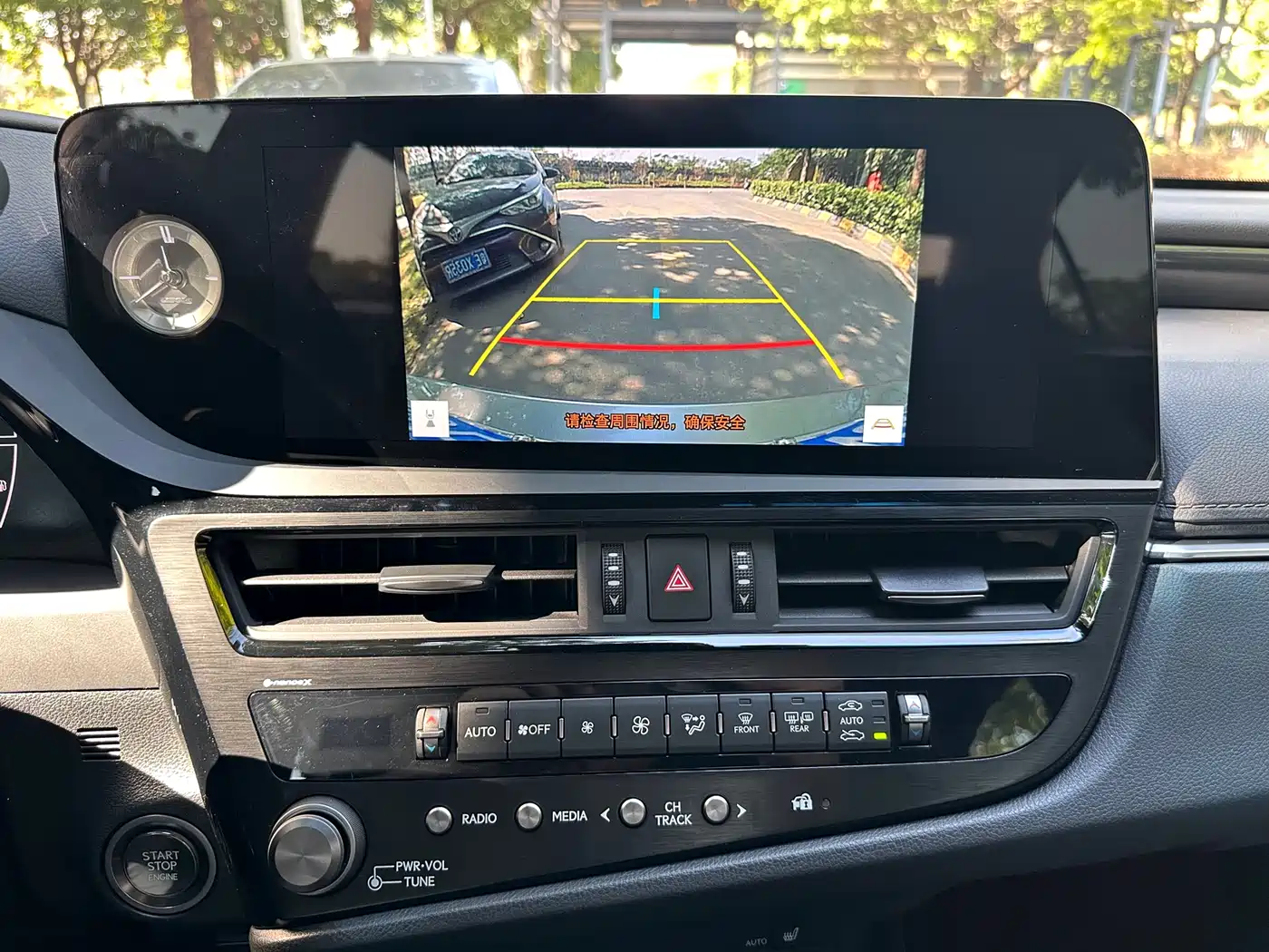Lexus ES 2022 200 Excellence Edition фото 15