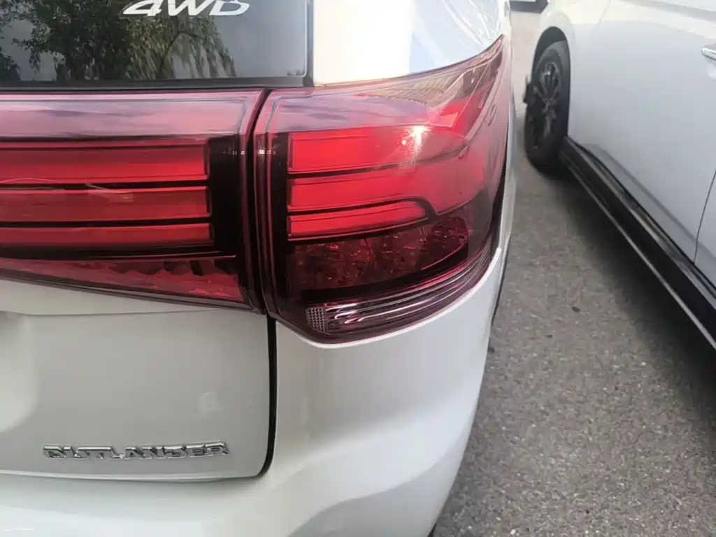 Фото 8 - Mitsubishi Outlander