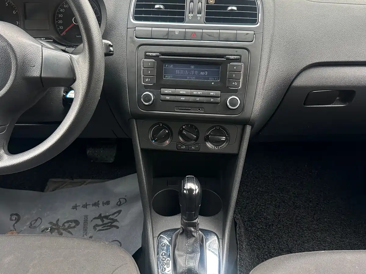 Volkswagen Polo 2011 1.6L Automatic Style Edition фото 14