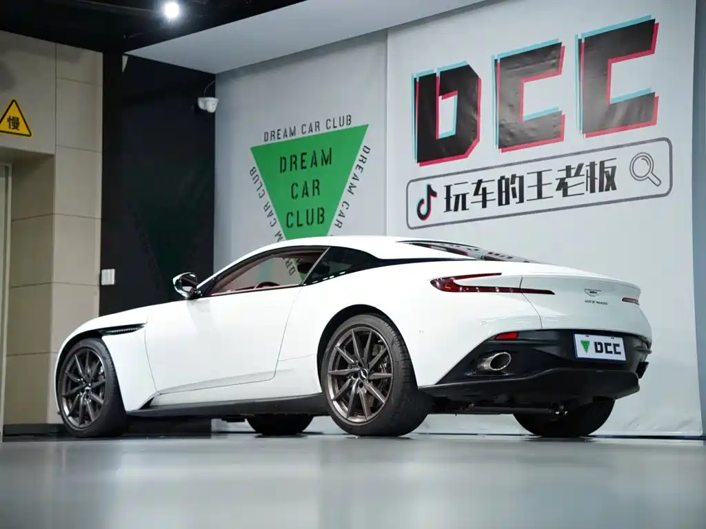 Фото 54 - Aston Martin DB11