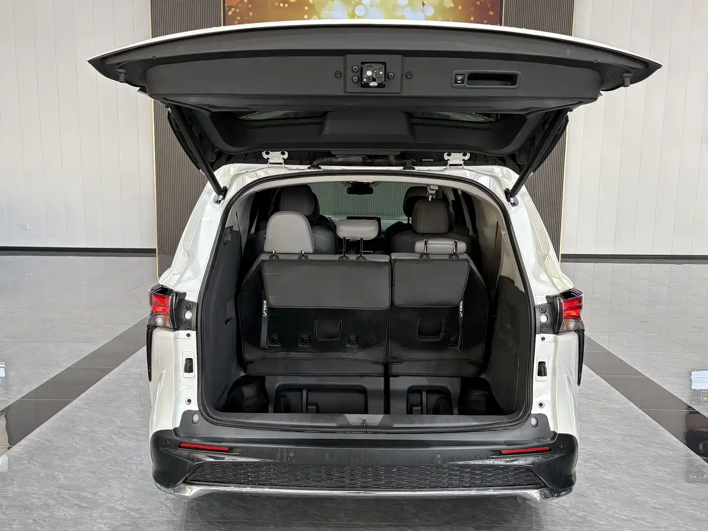 Toyota Granvia 2024 2.5L Hybrid Comfort фото 11