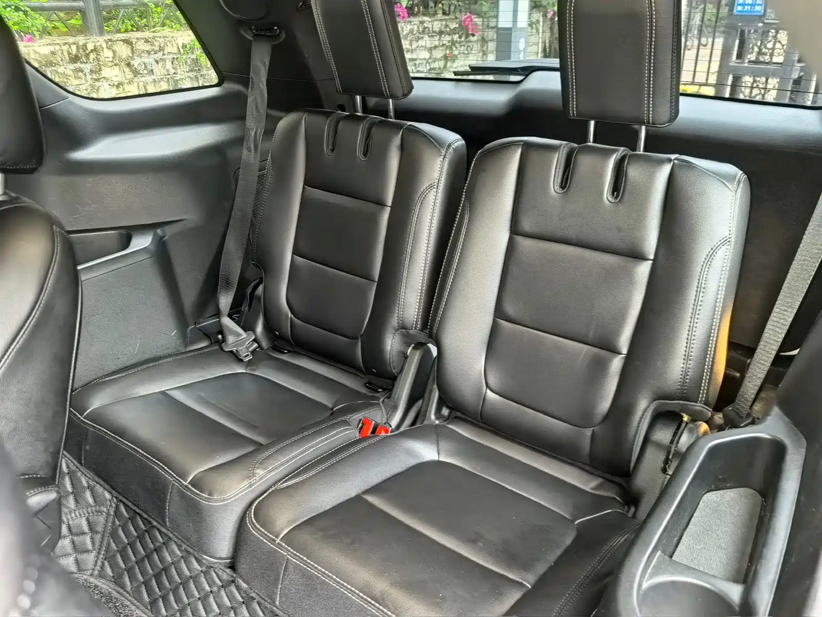 Photo 22 - Ford Explorer (Import)