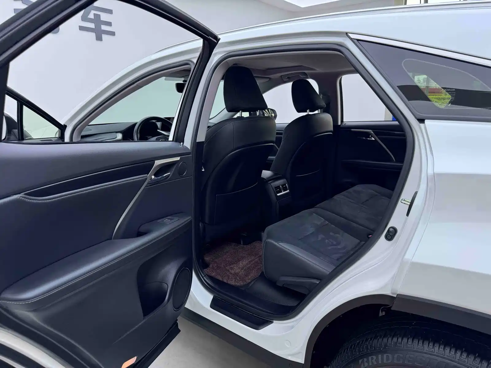 Фото 8 - Lexus RX