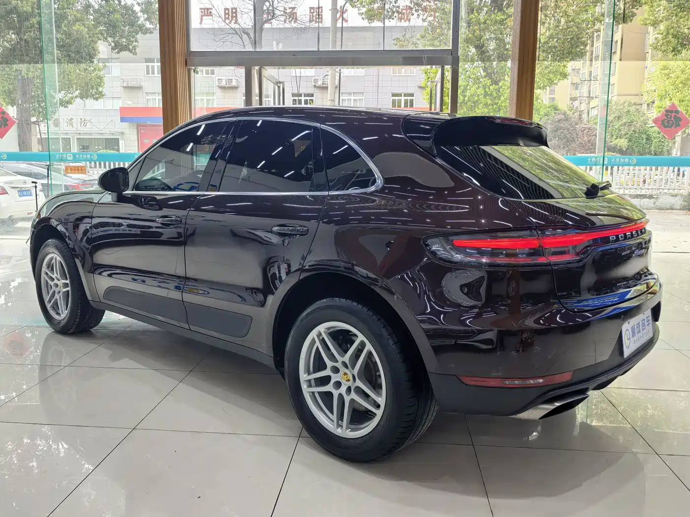 PORSCHE MACAN