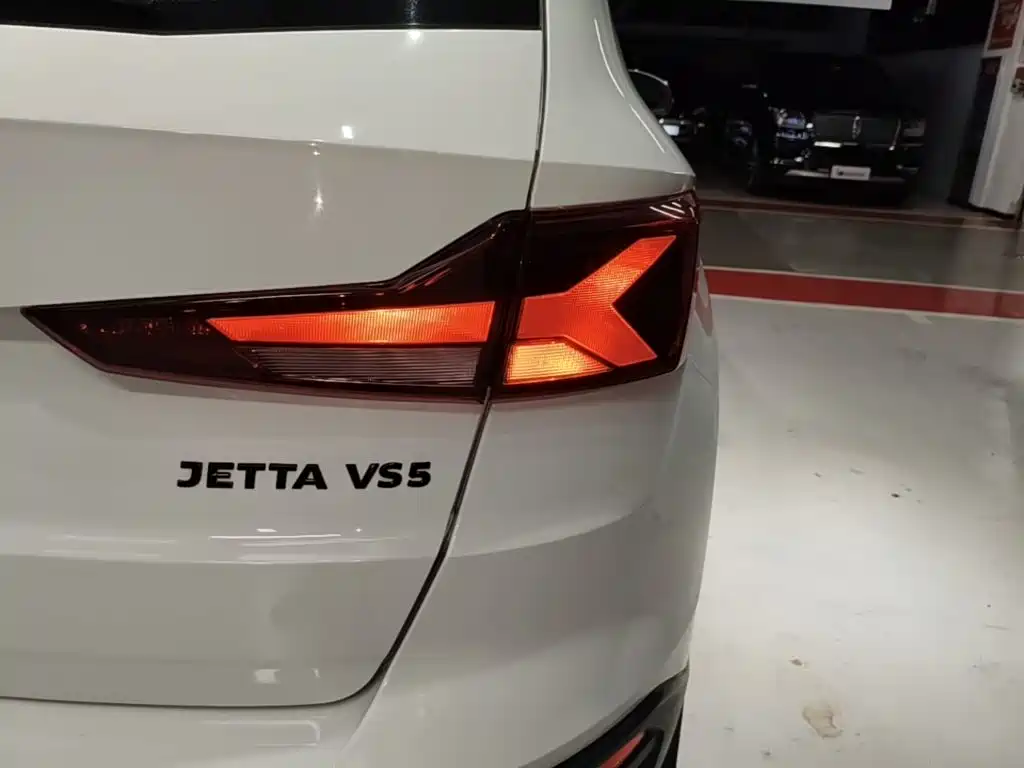 Photo 8 - Jetta VS5