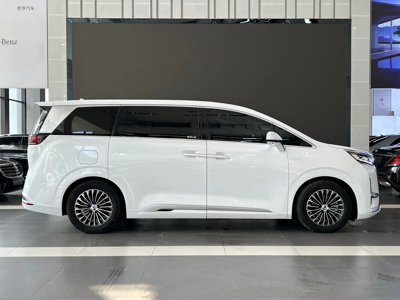 Denza D9 2022 DM-i 970 AWD Flagship фото 7